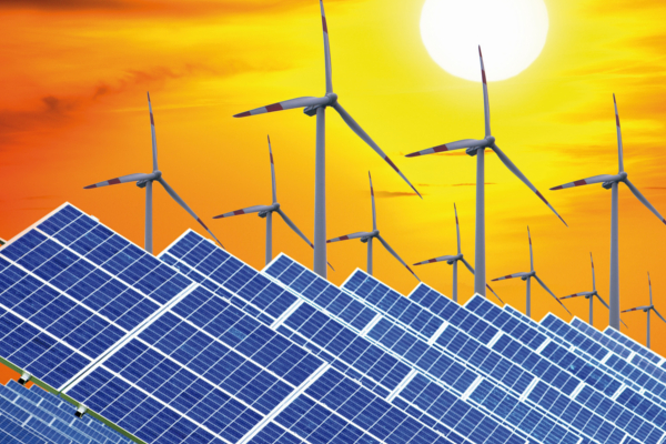 Solaranlagen und Windräder bei Sonnenuntergang
