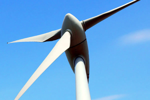 Windkraftanlage vor blauem Himmel, Nahaufnahme