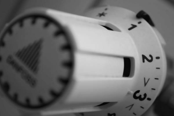 Nahaufnahme eines Heizkörper-Thermostats mit Zahlenanzeige