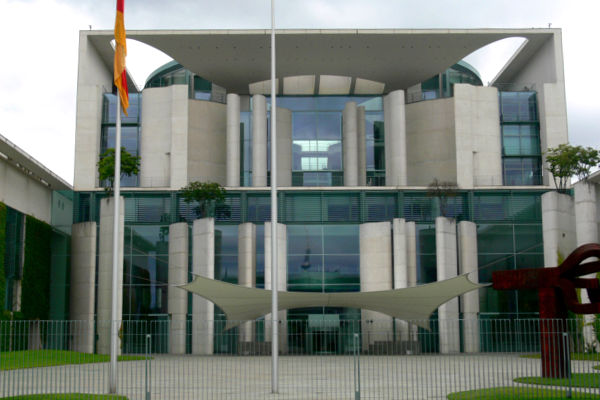 Modernes Regierungsgebäude mit deutscher Flagge