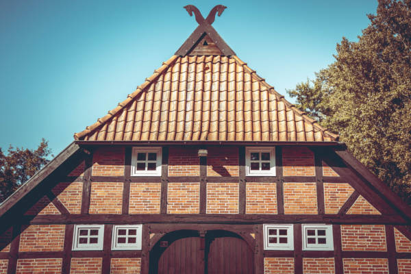 Traditionelles Fachwerkhaus mit Ziegeldach unter blauem Himmel