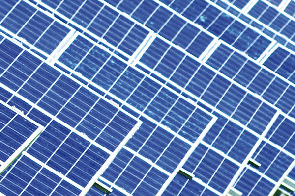 Nahaufnahme moderner Solarpanels in Reihen angeordnet