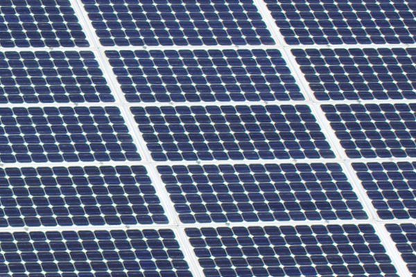 Nahaufnahme von Solarmodulen in Rasteranordnung