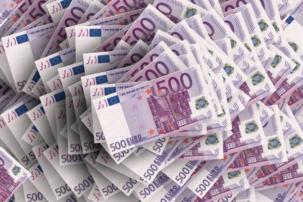 Stapel von 500-Euro-Banknoten übereinander geschichtet