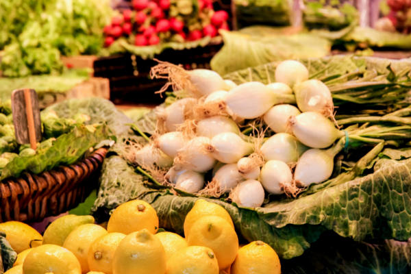Frisches Gemüse und Zitronen auf Marktstand