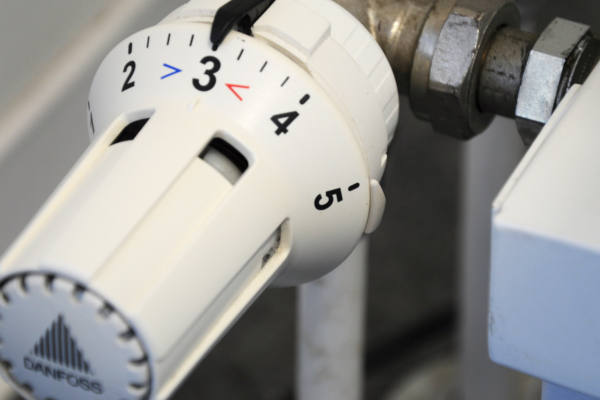 Nahaufnahme eines Heizkörper-Thermostats auf Stufe drei