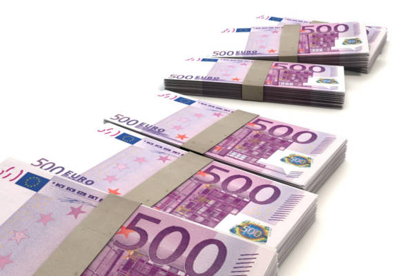 Gestapelte 500-Euro-Banknoten in Bündeln