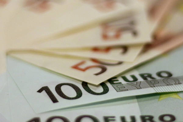 Euro-Banknoten 100 und 50 Euro Nahaufnahme