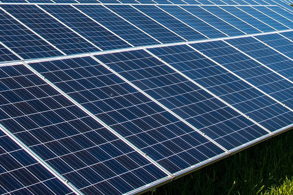 Reihen von Solarmodulen auf einer Freifläche