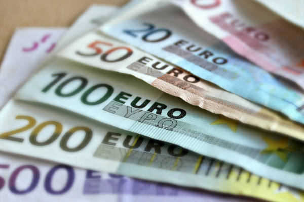 Verschiedene Euro-Banknoten nebeneinander aufgefächert