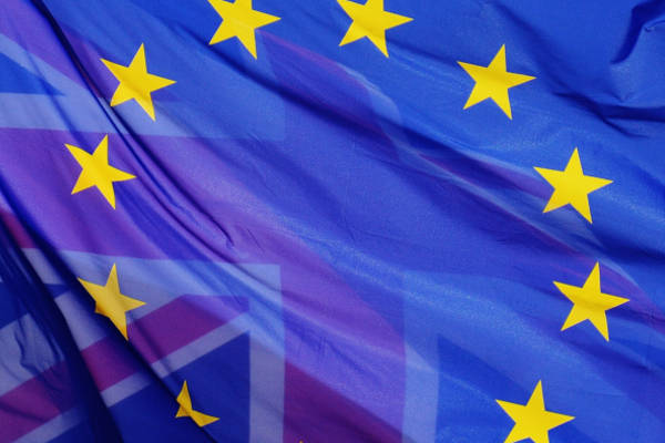 EU-Flagge mit britischer Flagge im Hintergrund
