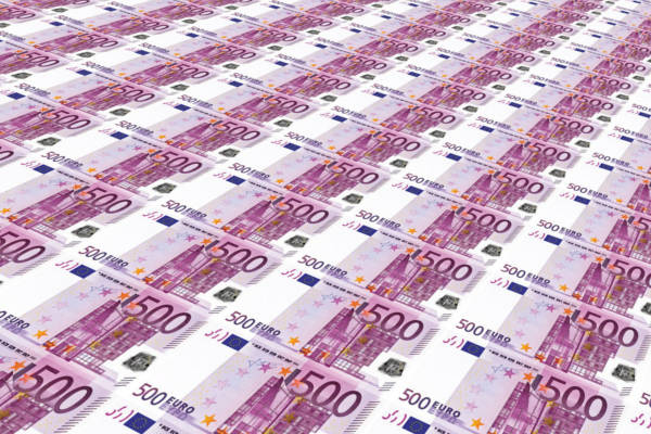 Viele 500-Euro-Banknoten nebeneinander ausgelegt