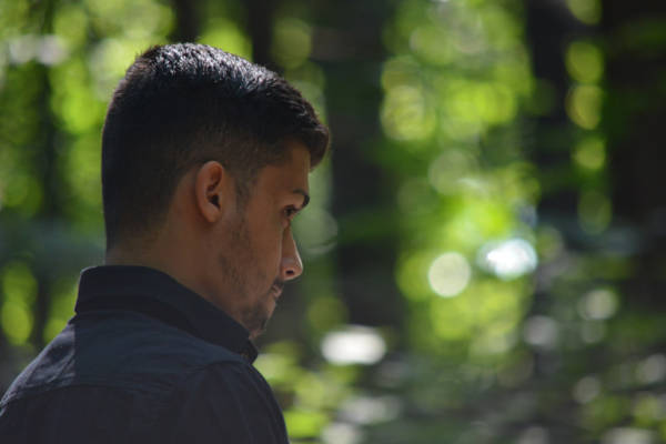 Mann im Profil im grünen Wald
