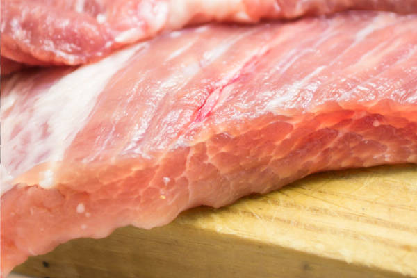 Rohes Schweinefleisch auf Holzbrett, Nahaufnahme