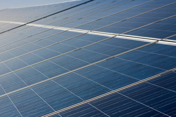 Nahaufnahme von blauen Solarmodulen auf einem Dach