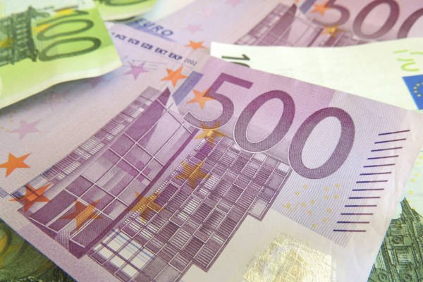 Mehrere Euro-Banknoten, 500- und 100-Euro-Scheine