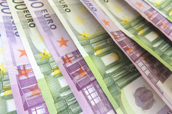 Mehrere 100-Euro-Banknoten fächerförmig angeordnet