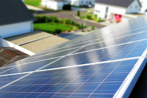 Solaranlage auf Hausdach in Wohnsiedlung