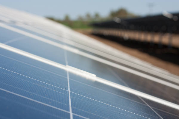 Nahaufnahme von Solarmodulen in Solaranlage
